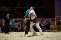 Luca Pallaoro (weisses Shirt) aus Schlieren vom organisierenden Schwingclub Glatt- und Limmattal im Kampf gegen Marc Jörger am 86. Niklausschwinget in der Dietiker Stadthalle. Foto Henry Muchenberger