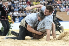 Im Schlussgang gewinnt Samuel Giger gegen Armon Orlik (Foto: W. Schaerer)