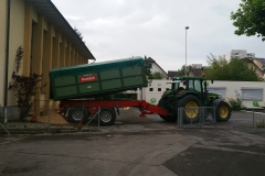 Frisches Sägemehl wird angeliefert