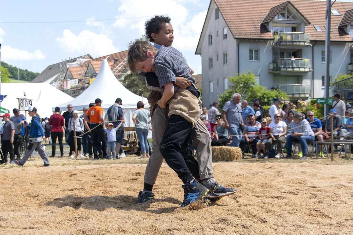 Urdof, 18.05.2025, Zürcher Kant. Nachwuchsschwingfest, Nolan Muff (h) Schwingen - Zürcher Kant. Nachwuchsschwingfest 2025