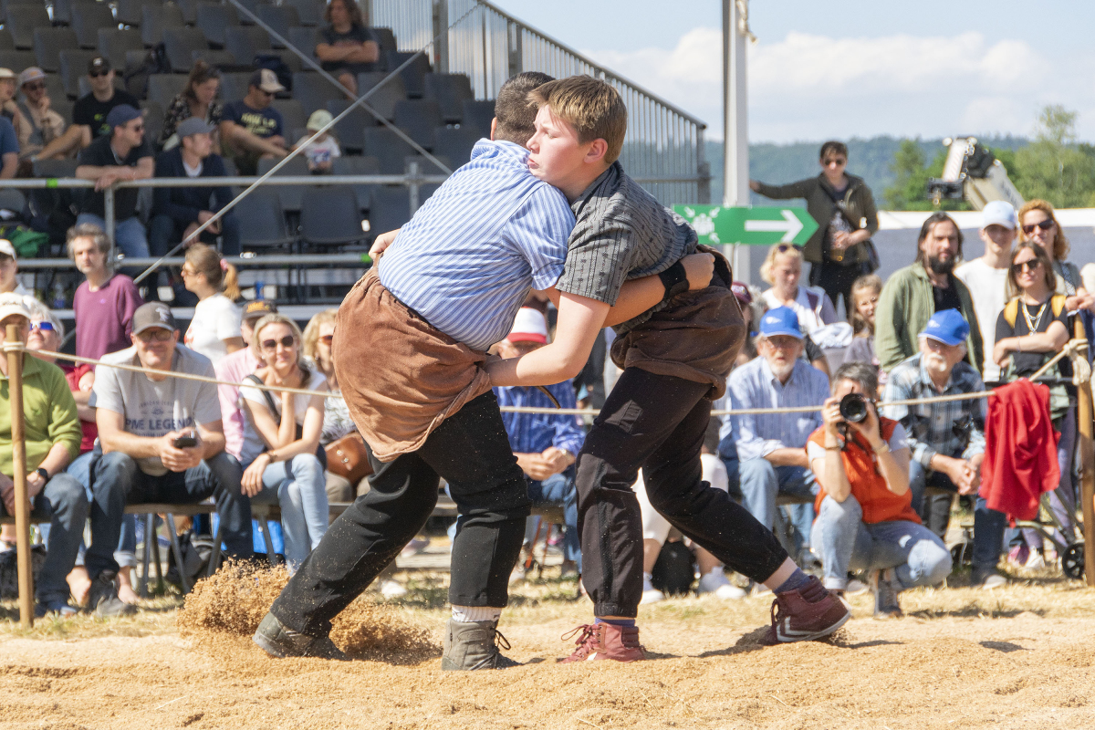 Urdof, 18.05.2025, Zürcher Kant. Nachwuchsschwingfest, Leandro Keel (r) Schwingen - Zürcher Kant. Nachwuchsschwingfest 2025