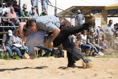 Thomas Kammermann bringt Manuel Bollhalder zu Boden